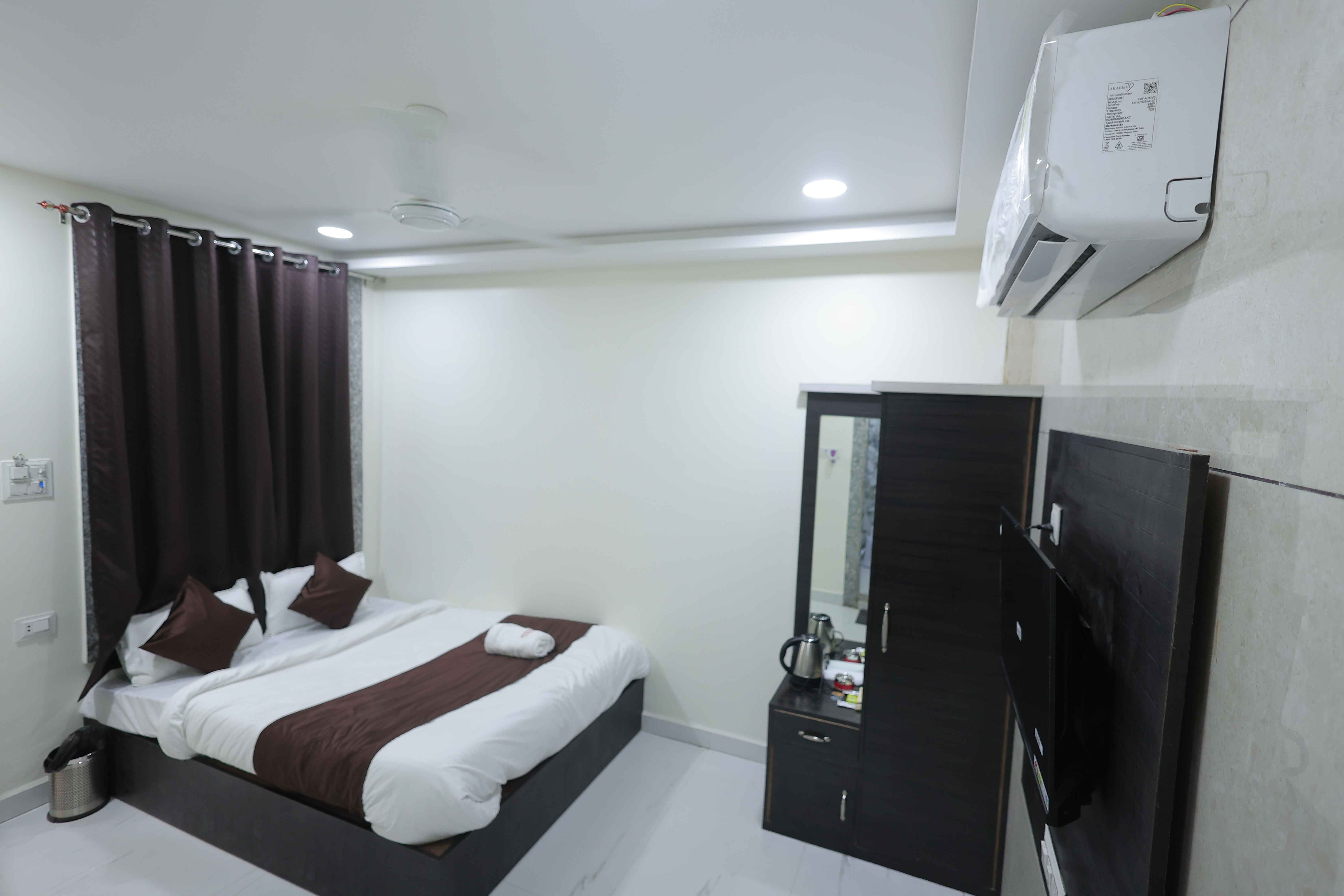 Palm Breeze Room